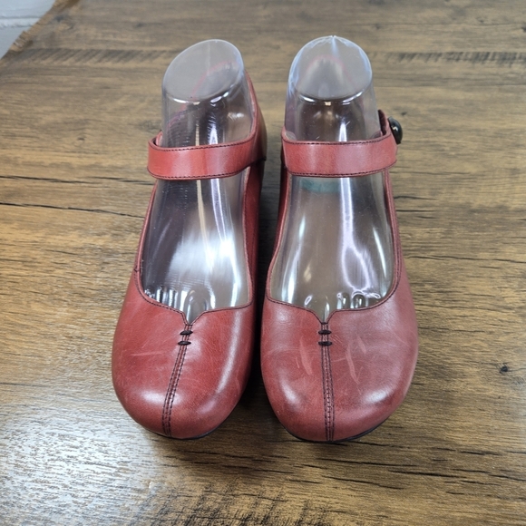 Taos Samba Red Leather Mary Jane Low Heels - Picture 10 of 12